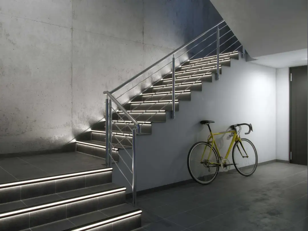 Jakie oświetlenie na klatkę schodową zapewni bezpieczeństwo i styl?