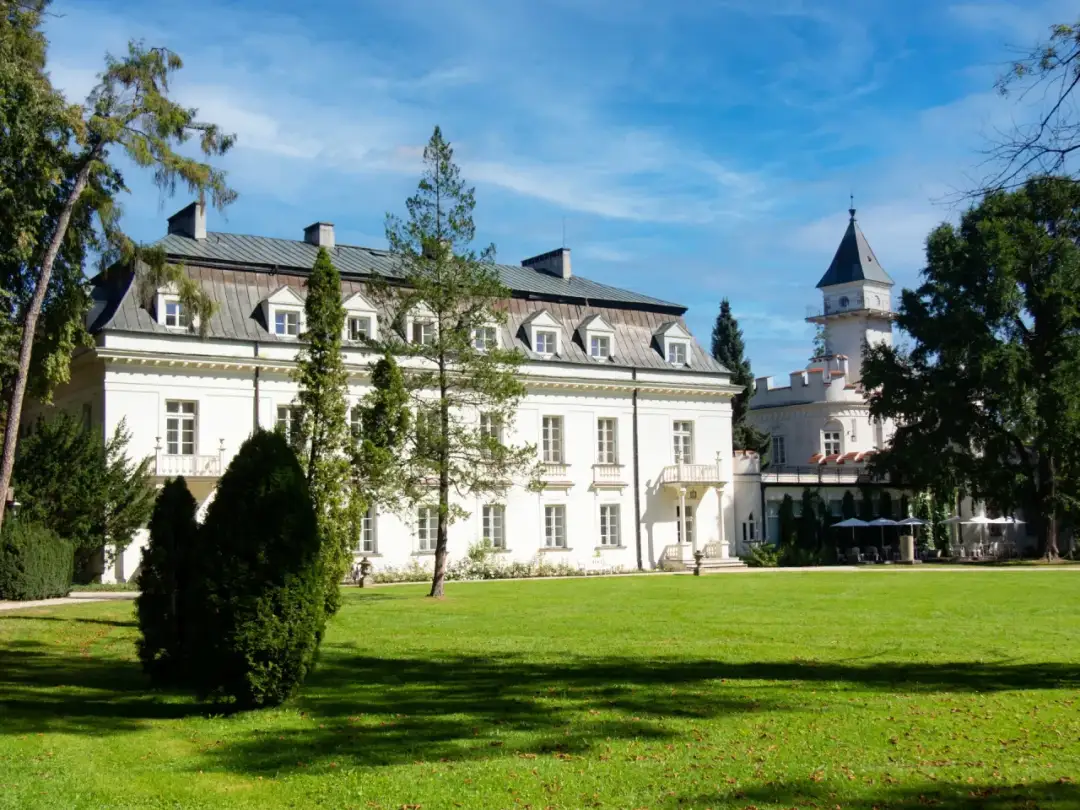 Pałac w Radziejowicach: historia, atrakcje i tajemnice miejsca