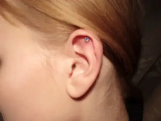 Czy kolczyk w chrząstce boli? Prawda o bólu i gojeniu się ran