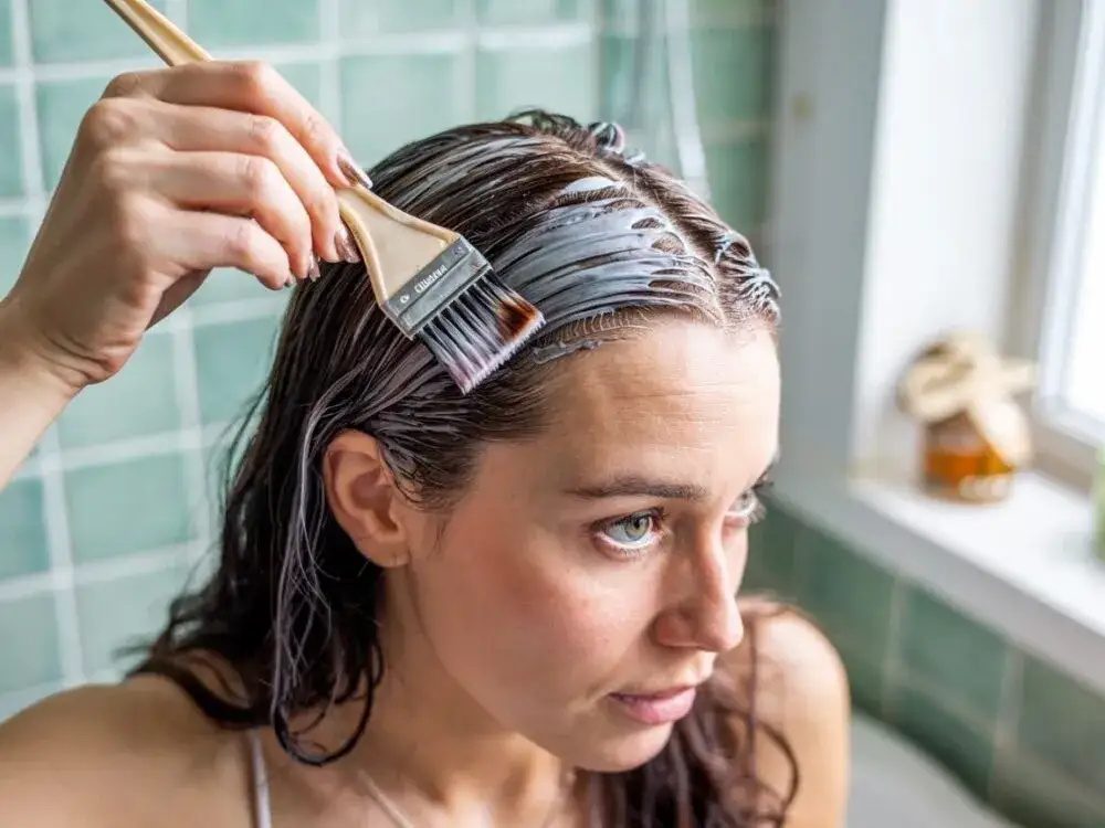 Jak skutecznie farbować siwe odrosty na ciemnych włosach bez kontrastu i błędów