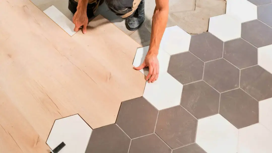 Łączenie gresu z panelami: Bez listwy czy z? Wybierz mądrze!