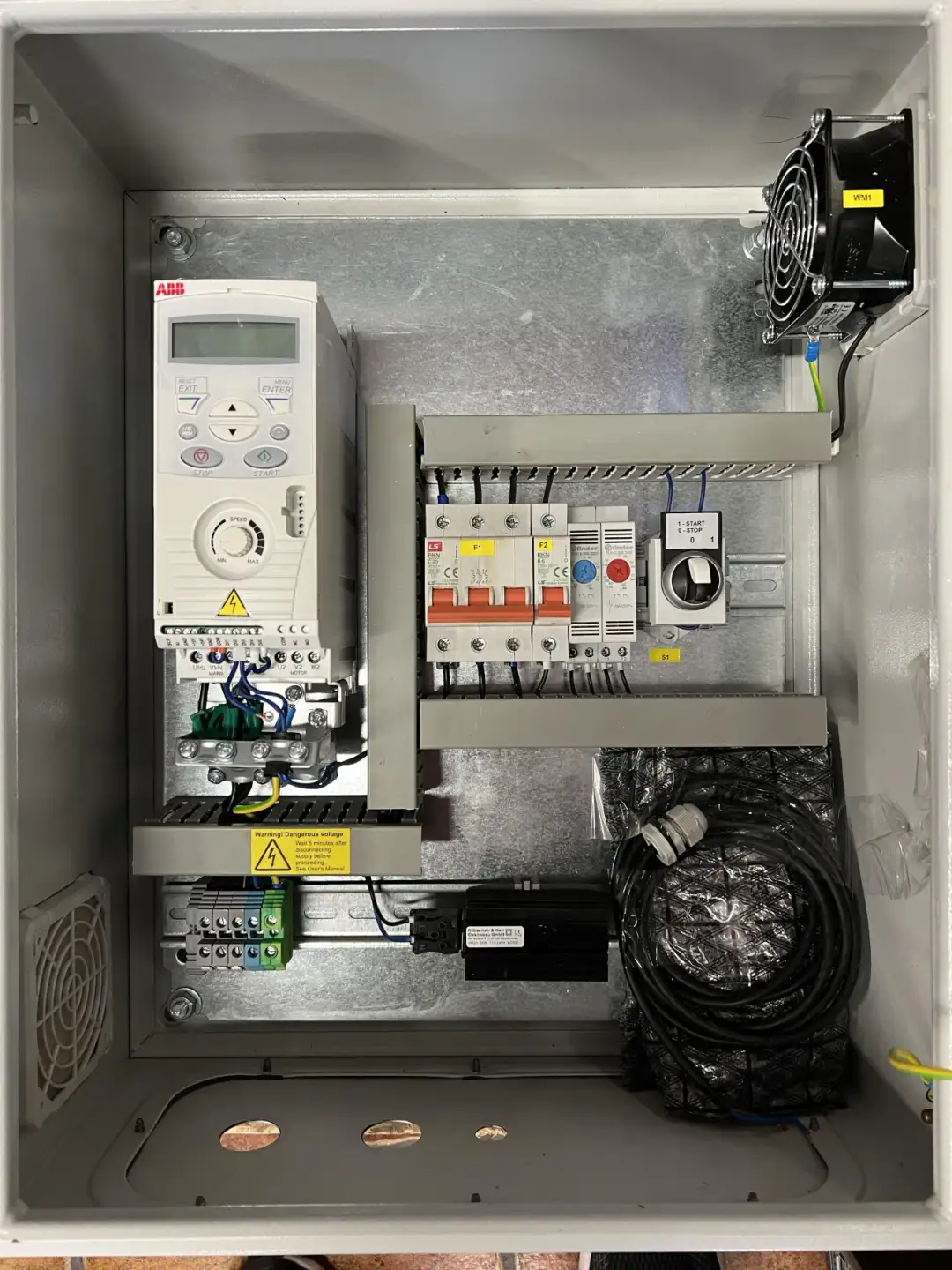 Jak bezpiecznie obniżyć napięcie na falowniku i uniknąć błędów technicznych