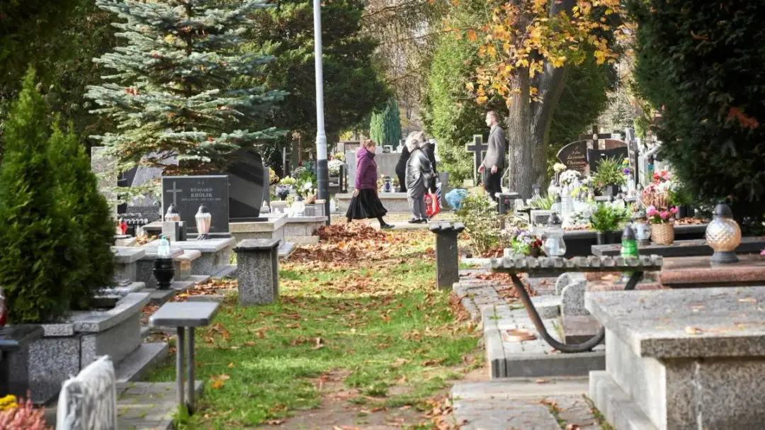 Jak znaleźć zmarłego na cmentarzu w Łodzi - skuteczne metody poszukiwań