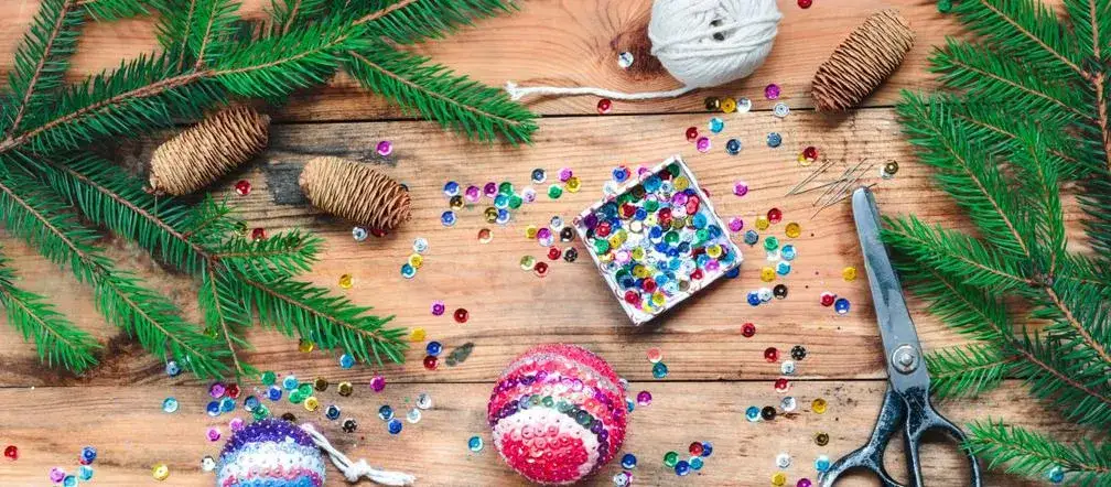 Jak ozdobić choinkę ze styropianu cekinami i uniknąć błędów
