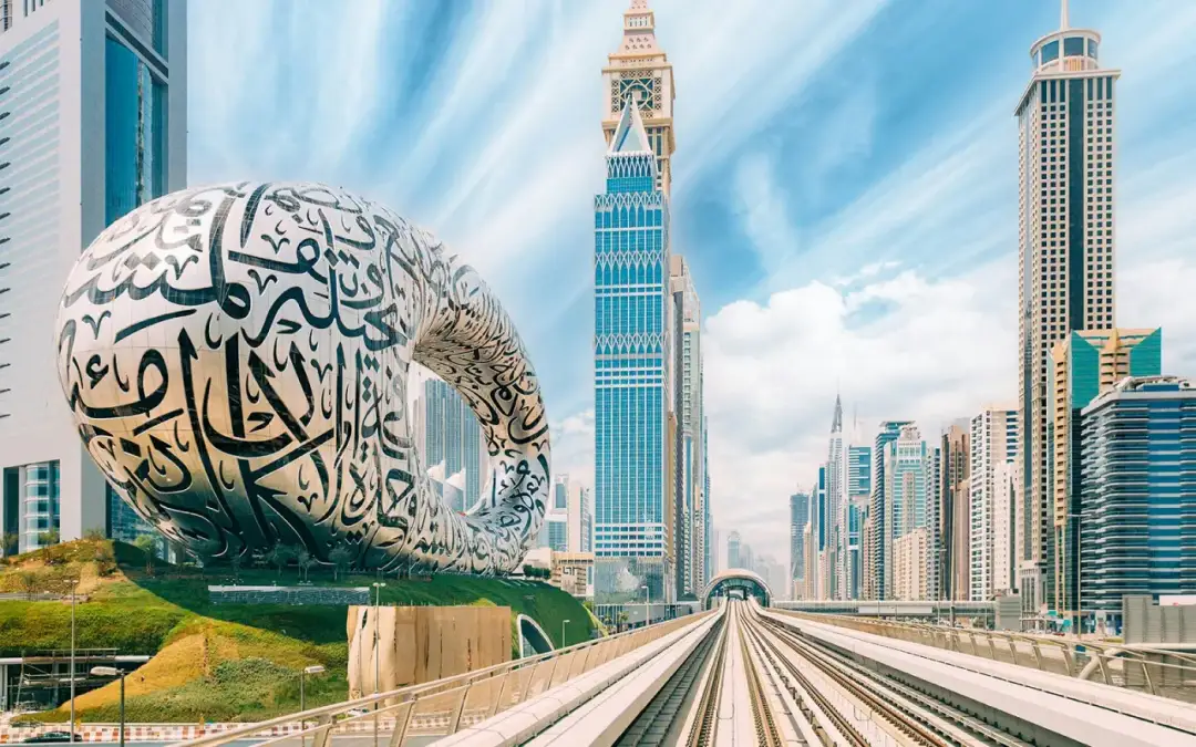 Dubaj Muzeum Przyszłości, futurystyczna budowla z kaligrafią, otoczona drapaczami chmur i torami metra.