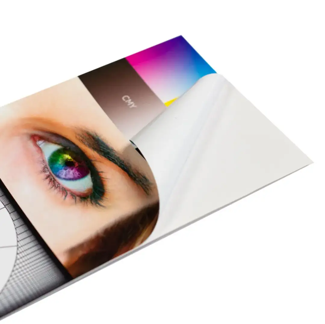 Dlaczego druk offsetowy na folii adhezyjnej to najlepszy wybór dla reklamy?