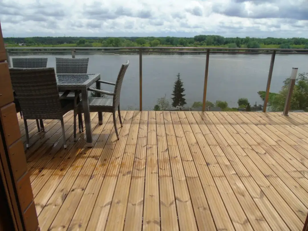 Materiały na taras: Drewno, kompozyt, gres? Wybierz idealny!