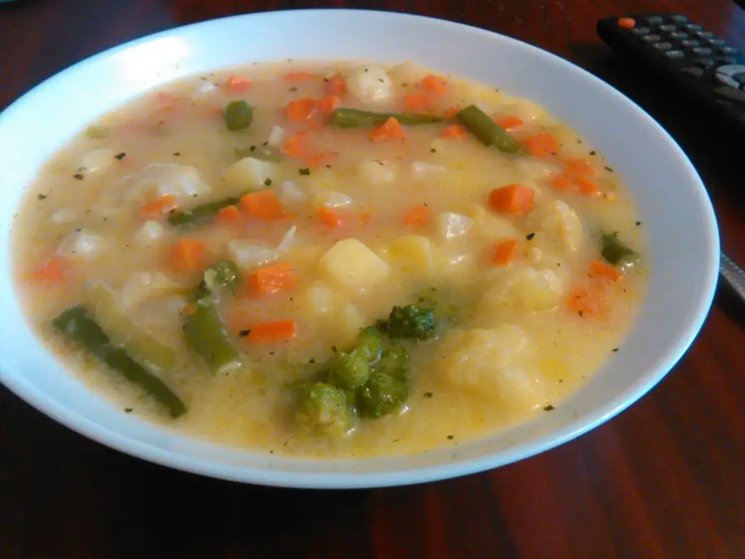 Zupa jarzynowa jak zrobić - prosty przepis na pyszną zupę warzywną