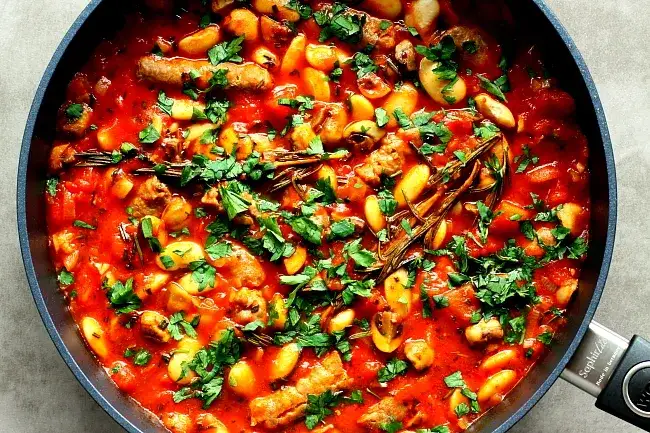 Pyszne i proste dania z pomidorów na obiad, które zaskoczą smakami