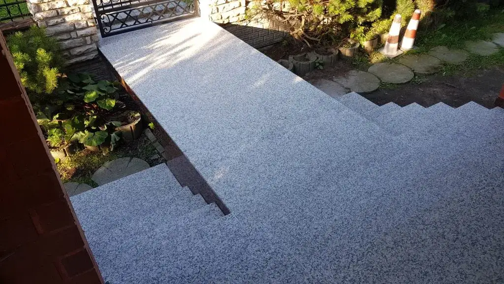 Ile kosztują schody granitowe? Ceny, czynniki i oszczędności