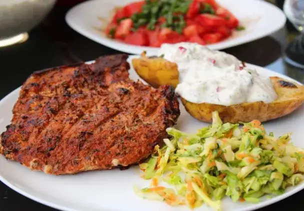 Soczysty schab z grilla: sekrety idealnego mięsa na każdą okazję