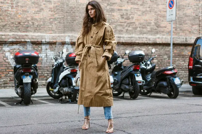 Beżowy trencz stylizacje: Jak nosić klasyk? Modne pomysły.