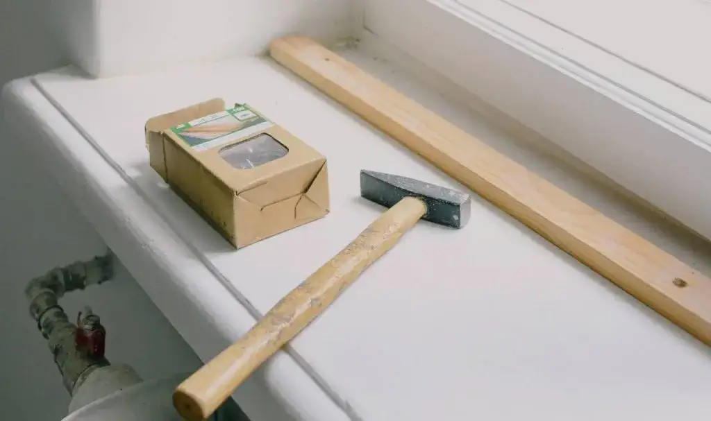 Jak osadzić parapet wewnętrzny: 6 kroków do perfekcyjnego montażu