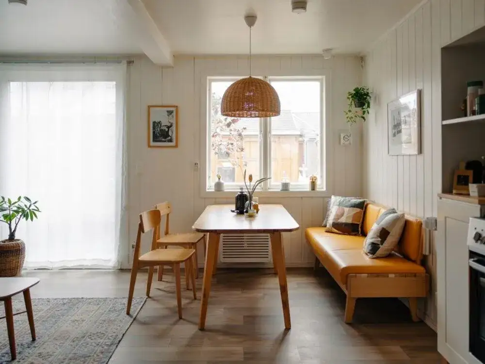 Mały salon ze stołem: sprytne rozwiązania i inspiracje