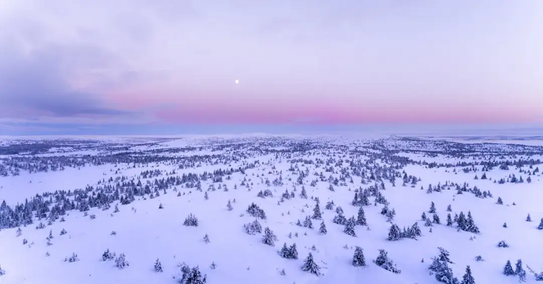Jak ochłodzić przegrzane dziecko w domu? 8 skutecznych sposobów