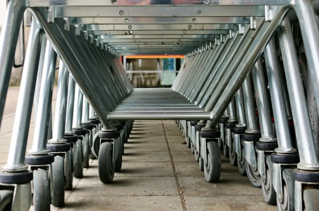 Dlaczego odpowiednie koła do wózka transportowego wpływają na bezpieczeństwo i efektywność pracy?