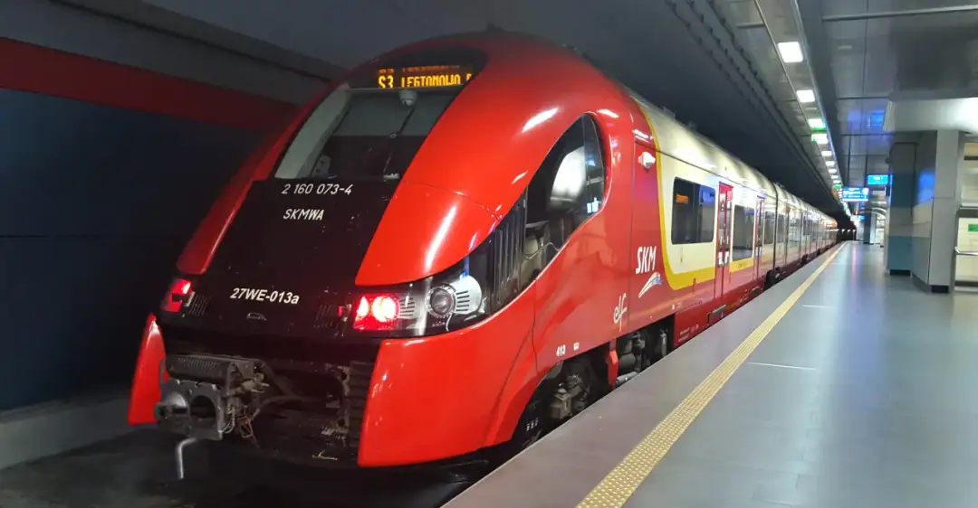 Jak dojechać pociągiem na lotnisko Chopina w Warszawie – istotne informacje