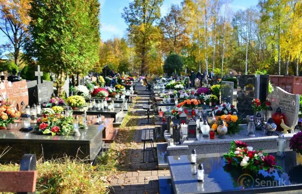 Wykopany dół na cmentarzu w snach: znaczenie i ukryte przesłanie