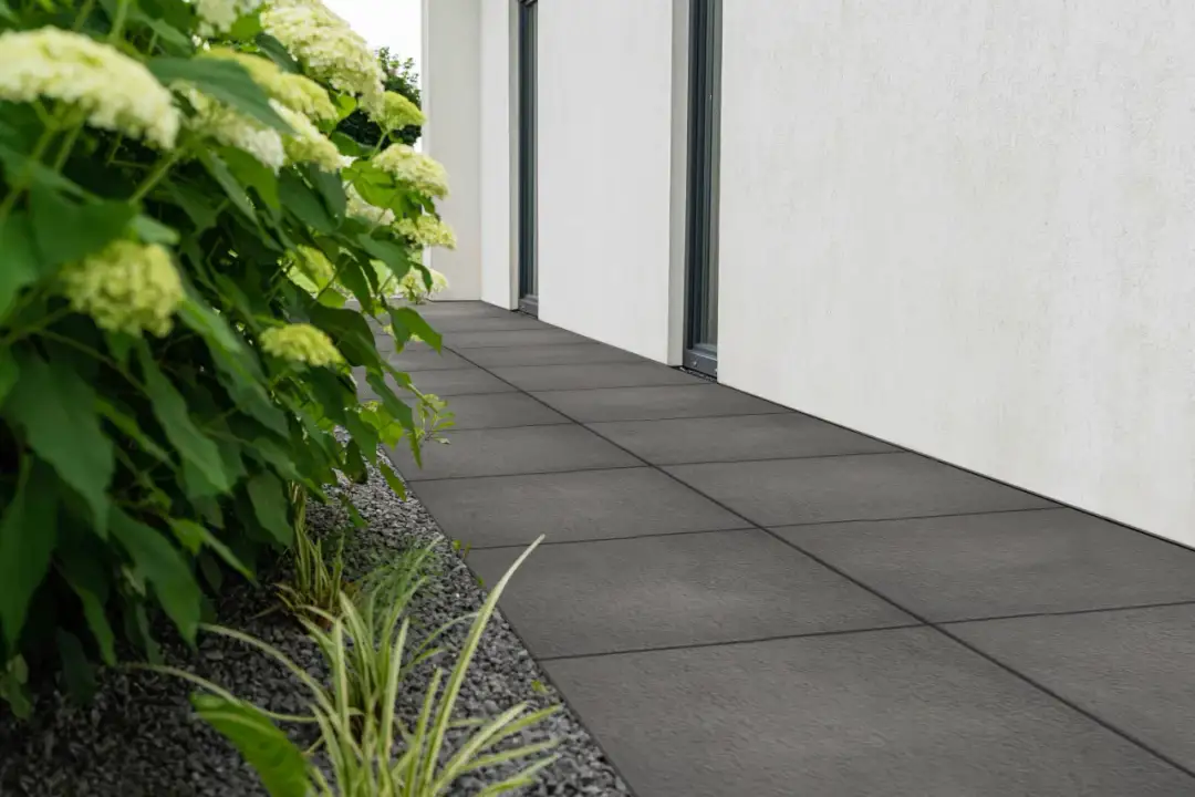 Jaką kostkę brukową wybrać do brązowego dachu, aby uniknąć błędów?