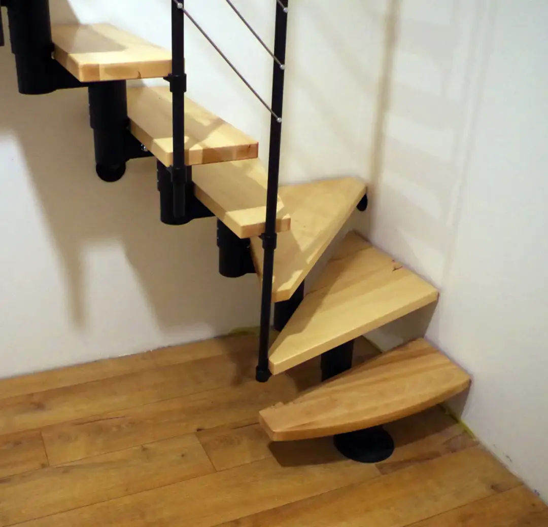 Małe schody zabiegowe: oszczędność miejsca i funkcjonalność