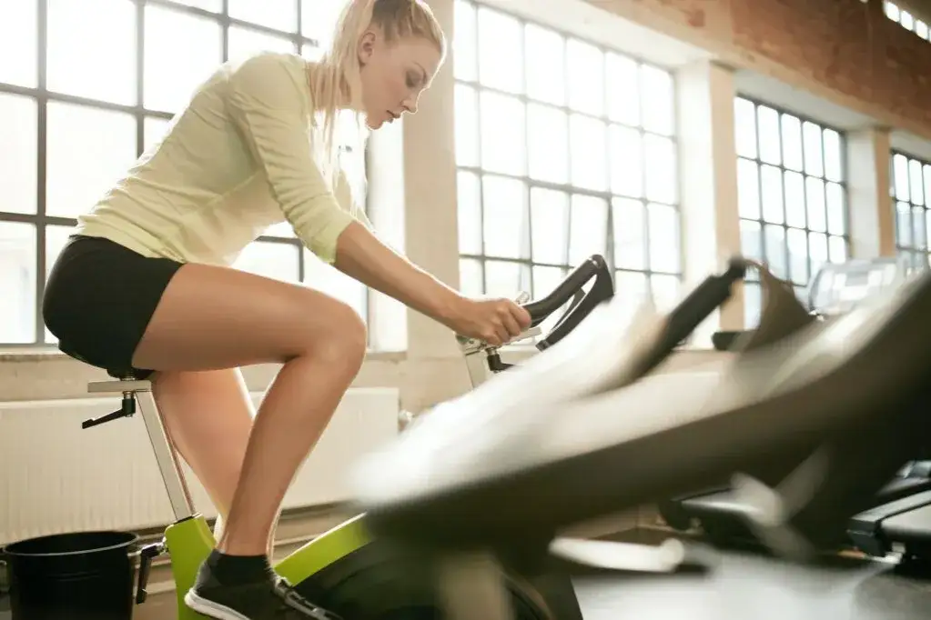 Jaki rower stacjonarny na odchudzanie wybrać? Sprawdź najlepsze modele i efektywne treningi