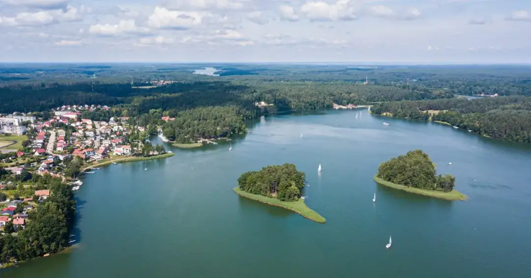 Najpiękniejsze jeziora w lesie w Polsce - idealne na relaks i przygodę