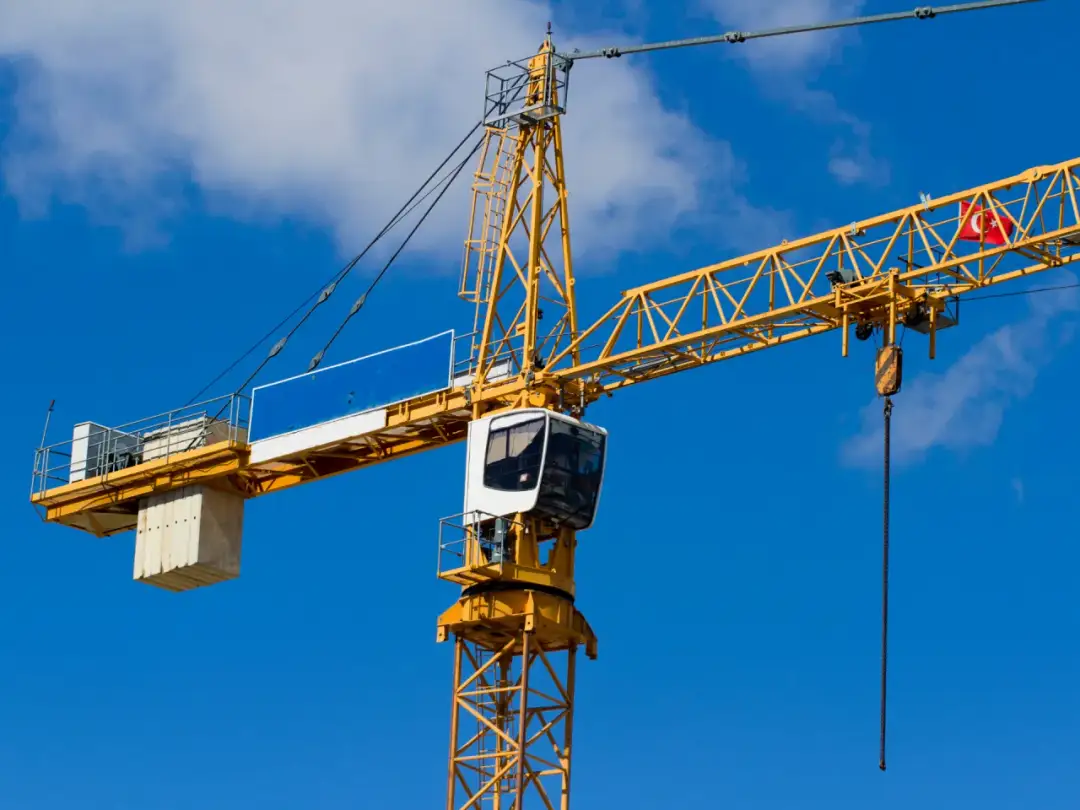 Jak zostać operatorem dźwigu – poznaj kluczowe wymagania i kroki