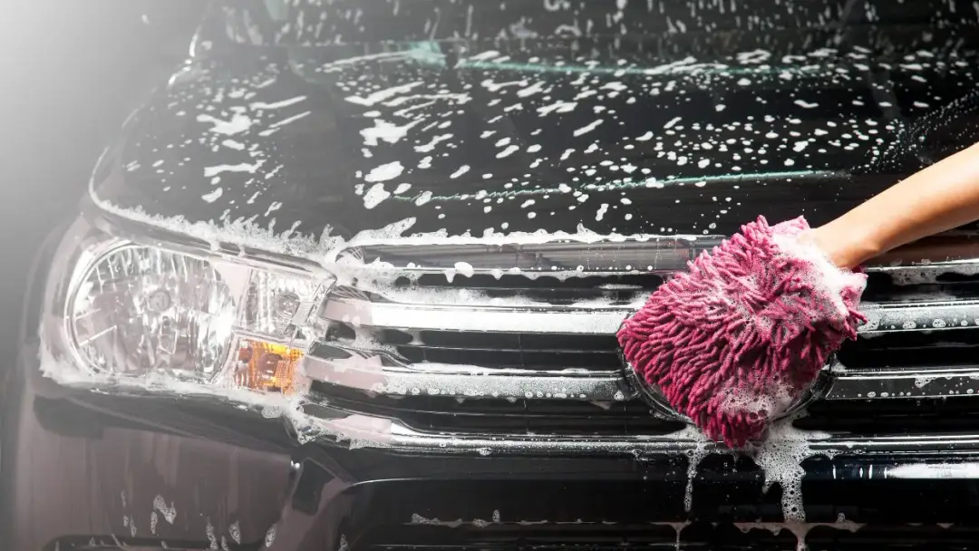 Czym myć karoserię samochodu, aby uniknąć zarysowań i uszkodzeń?