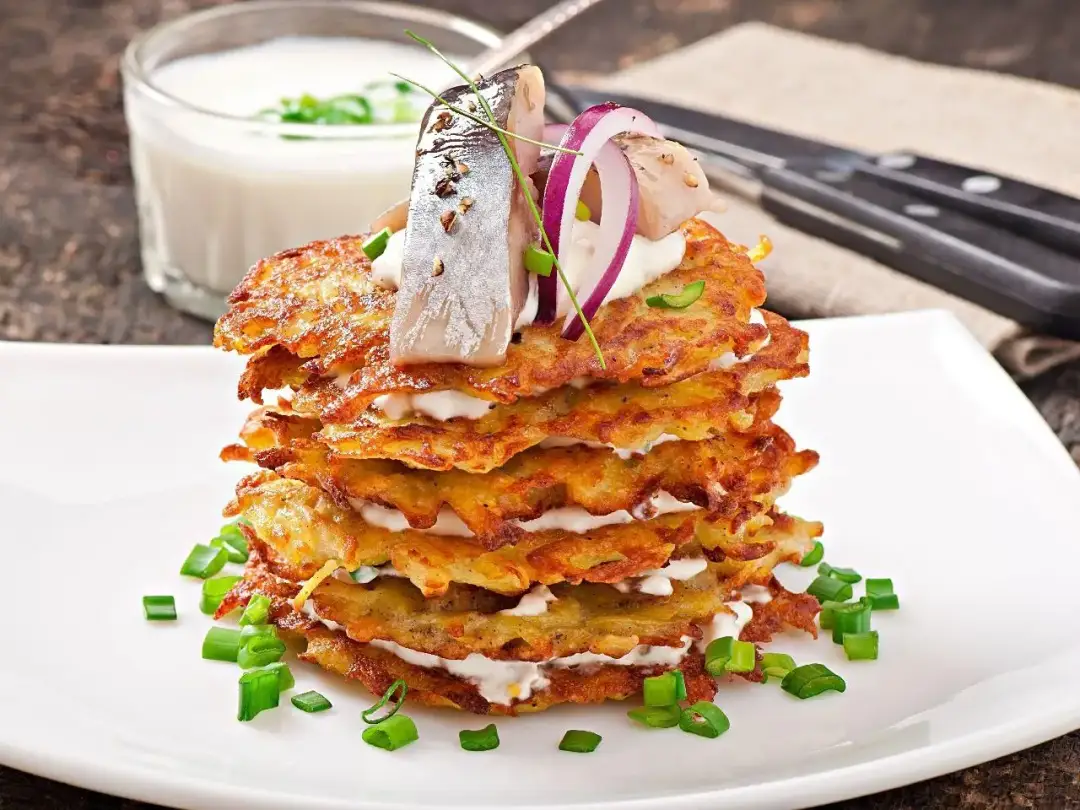 Z czym można zjeść placki ziemniaczane? Odkryj najlepsze dodatki