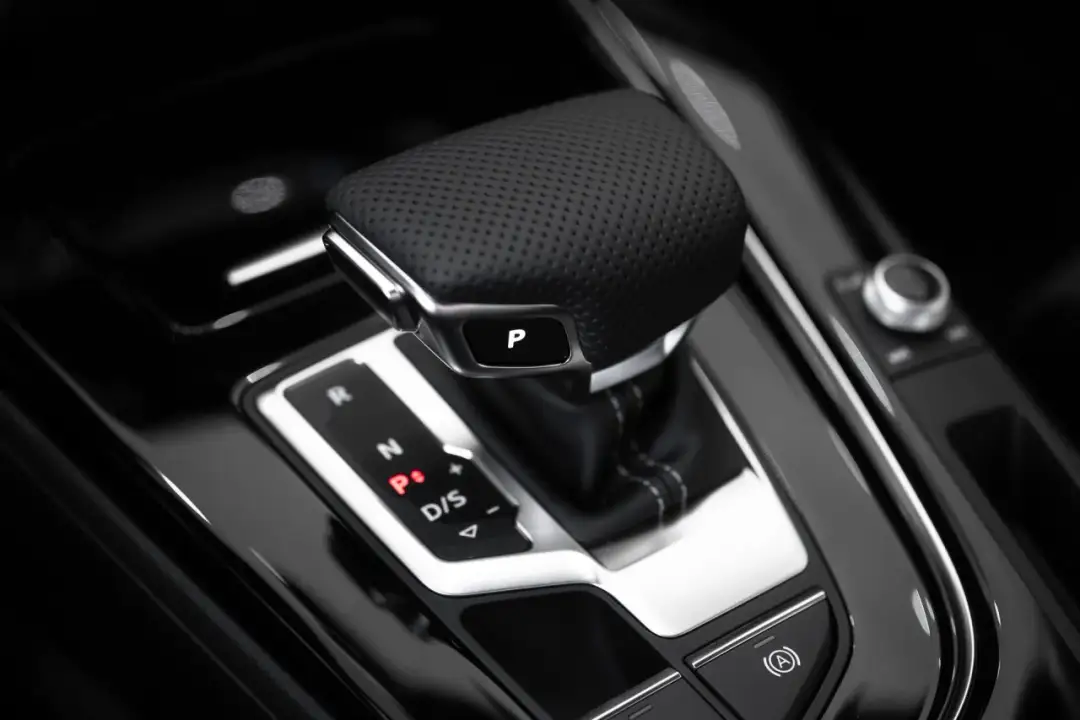 Jak bezpiecznie cofać samochodem? Unikaj tych błędów przy sprzęgle!