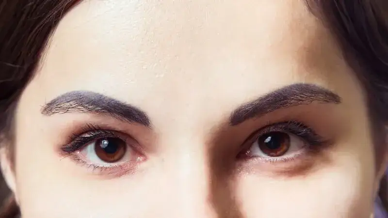 Co lepsze: henna pudrowa czy laminacja brwi? Odkryj różnice i efekty