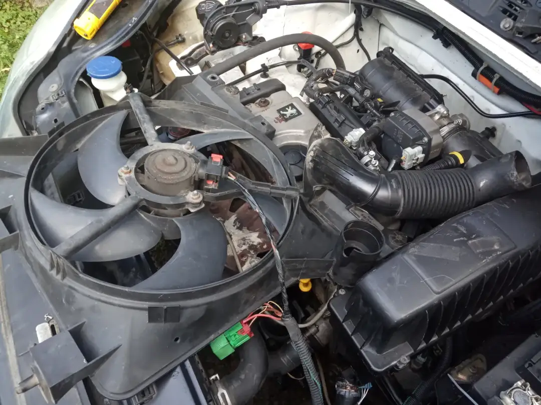 Gdzie jest przekaźnik wentylatora chłodnicy w Peugeot Partner? Sprawdź teraz!