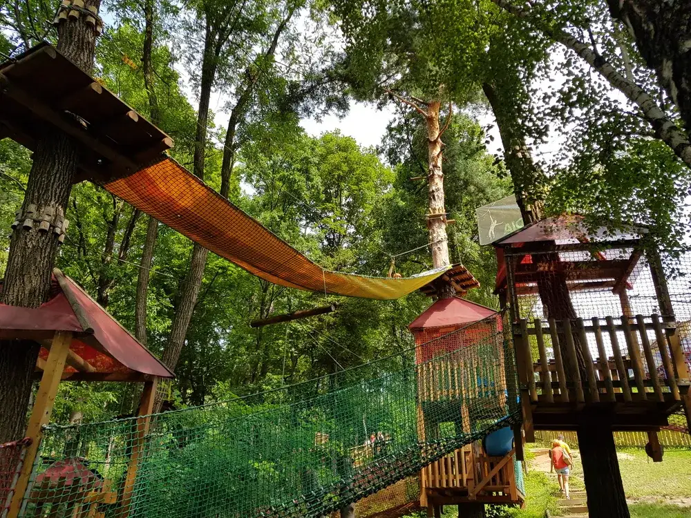 Park linowy Równica - idealne miejsce na aktywny wypoczynek dla rodzin