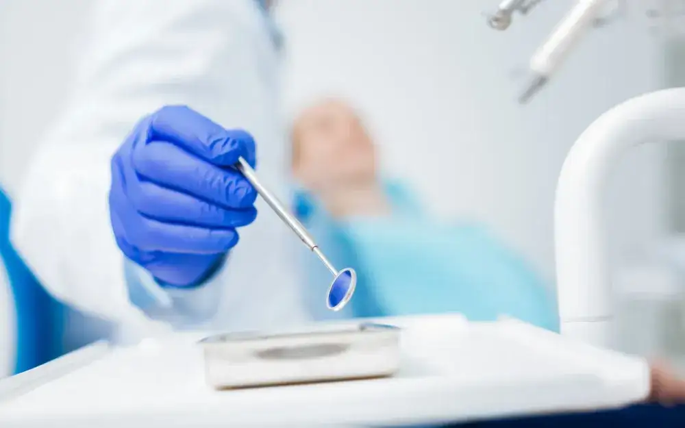 Ból dziąseł w ciąży: bezpieczne domowe sposoby i kiedy iść do dentysty