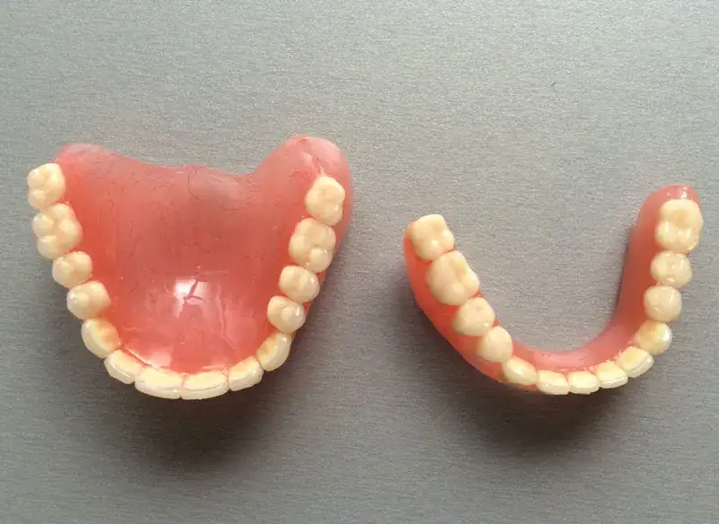 Gdzie zrobić protezę zębową na NFZ i uniknąć długiego czekania