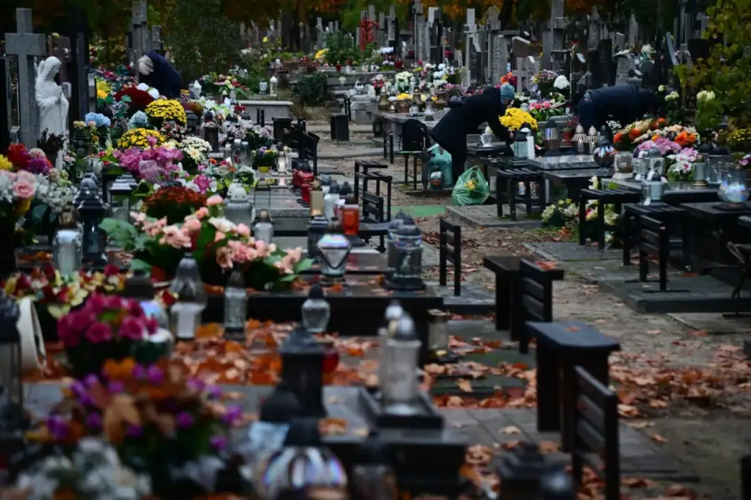 Czy cmentarz bródnowski jest otwarty? Sprawdź godziny i zasady odwiedzin