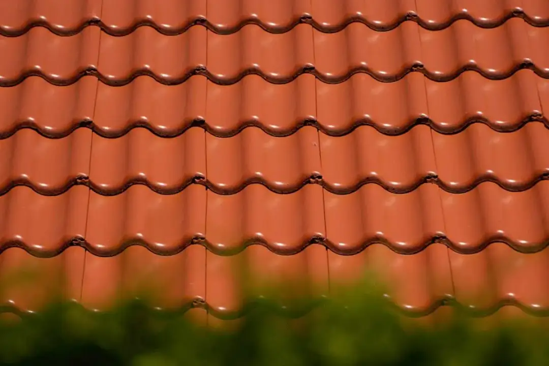 Ile sztuk dachówki na m2? Sprawdź, jak uniknąć strat materiałowych