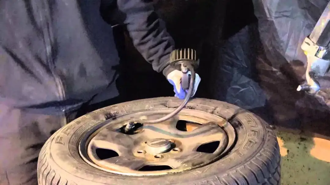 Wulkanizacja opon co to? Poznaj korzyści i proces naprawy opon