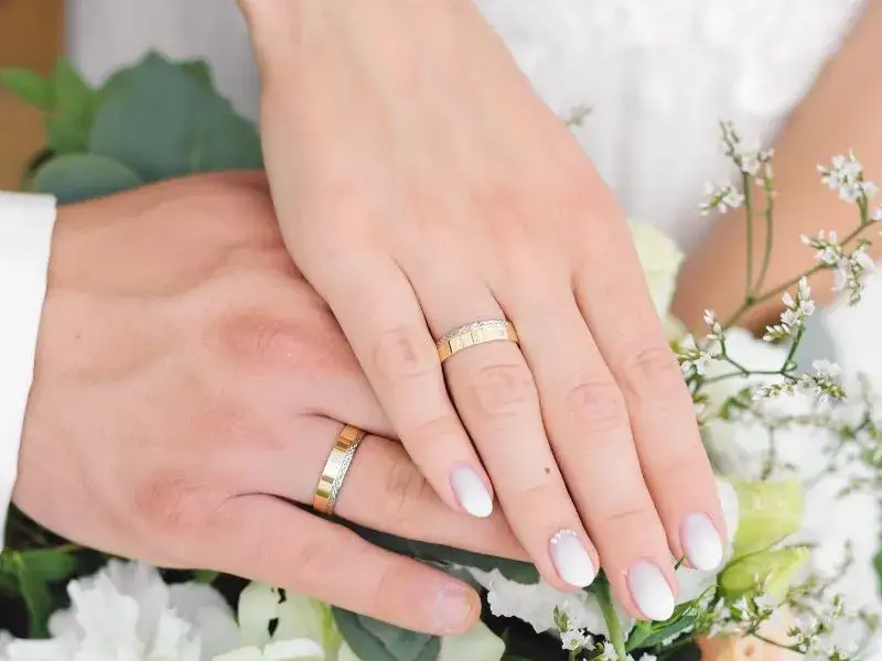 Obrączka ślubna na którym palcu? Poznaj tradycje i znaczenie