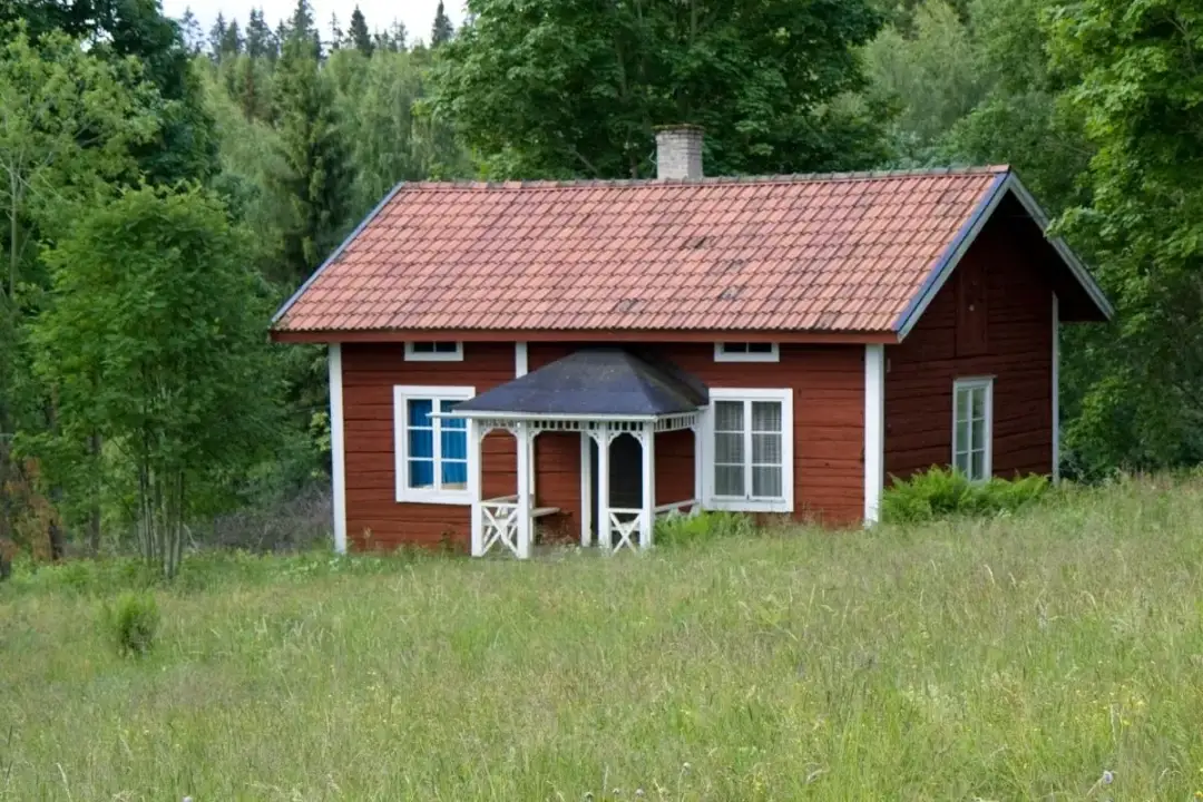 Dom letniskowy a mieszkalny: Jak nie przepłacić? Podatki i meldunek