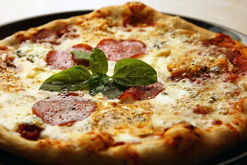 Pizza jak z pizzerii – proste przepisy na idealne ciasto i sos