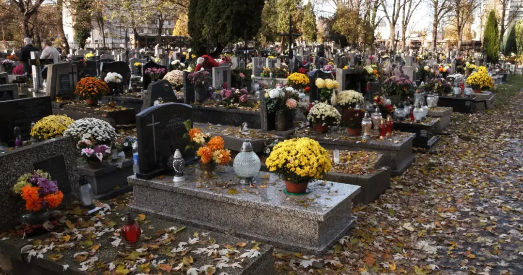 Jak przymocować wiązankę do pomnika, aby uniknąć kradzieży i zniszczeń