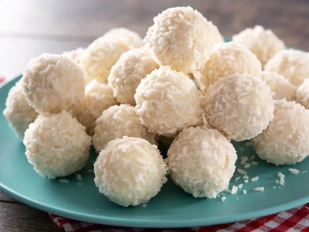 Jak zrobić dietetyczne kulki Raffaello? Najlepszy przepis na zdrowy deser.