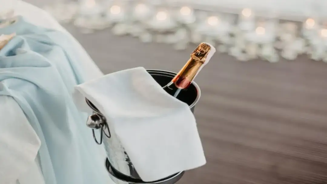 Szampan na wesele: Jak wybrać i ile kupić? Kompletny poradnik