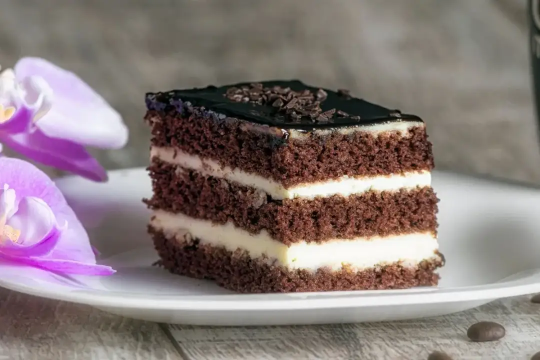 Przepis na ciasto czekoladowe z polewą czekoladową, które zachwyca smakiem