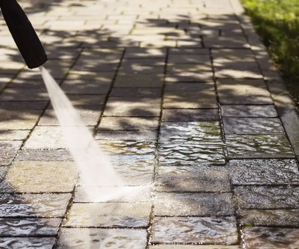 Skuteczne sposoby na czyszczenie kostki brukowej – unikaj trudnych plam