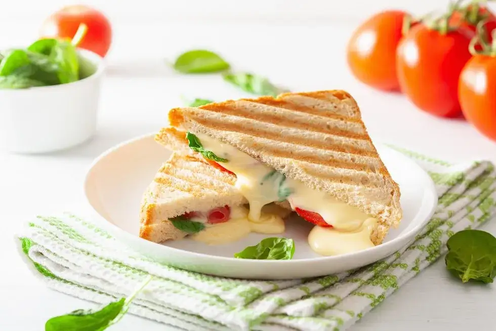 Ile kcal ma bułka z serem? Sprawdź kaloryczność różnych rodzajów