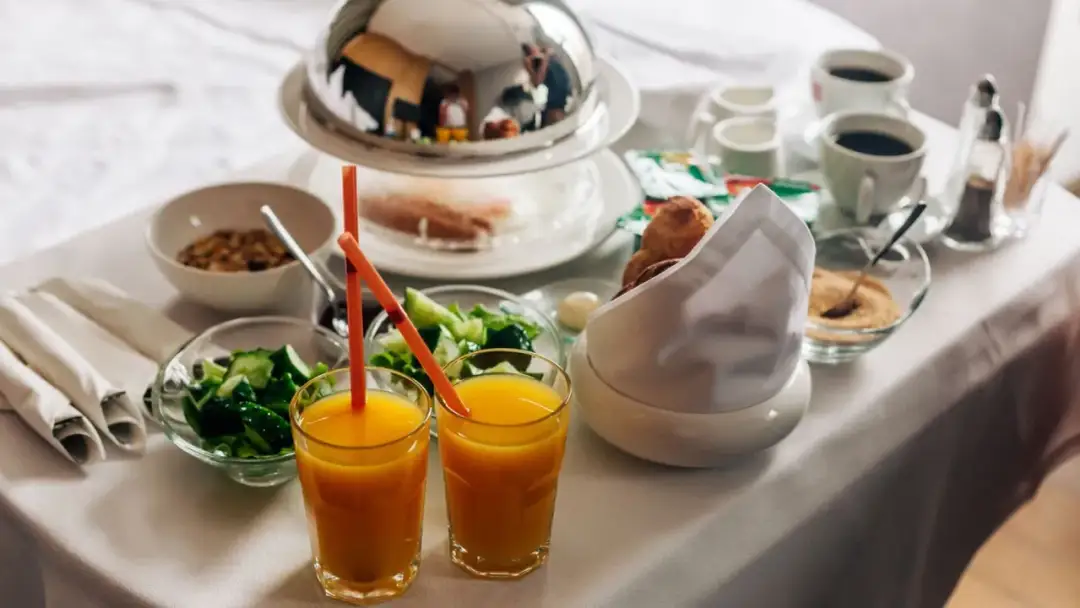 Czy można zamówić jedzenie do hotelu? Sprawdź dostępne opcje i zasady