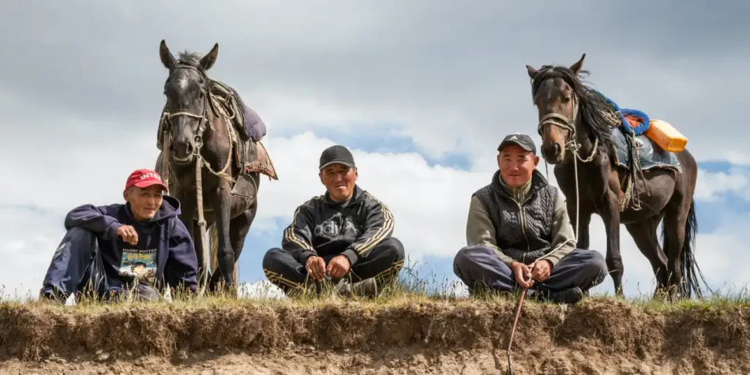 Mongolskie siodło co to? Odkryj jego fascynującą historię i zastosowanie