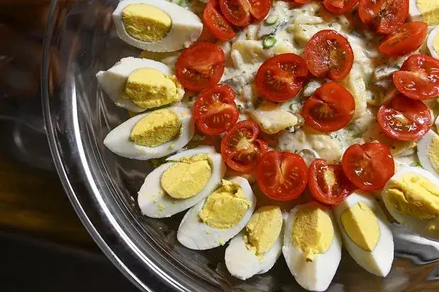 Sałatki z jajkiem na twardo - 10 pysznych przepisów